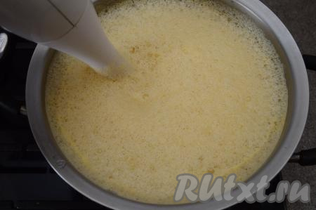 А затем пюрировать курино-овощной суп погружным блендером до однородности. Во время пюрирования суп начнёт пениться - это нормально, потом пена спадёт. 