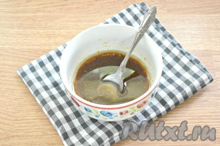 Тщательно перемешиваем ингредиенты в миске и маринад для горбуши готов.