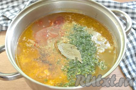 Затем по вкусу солим, перчим (я всыпала ещё молотую паприку), добавляем мелко нарезанную зелень и лавровый лист, перемешиваем, ещё раз даём закипеть и на небольшом огне провариваем 2 минуты, выключаем огонь. Оставляем щи настояться под крышкой 15 минут.