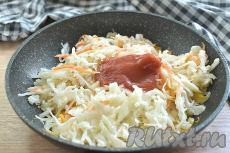 Квашеную капусту отжимаем от рассола (если нужно, то предварительно промываем её под холодной водой), добавляем вместе с томатной пастой к обжаренным овощам, перемешиваем и тушим 20 минут (до мягкости) под крышкой на огне чуть ниже среднего. В процессе тушения, чтобы капуста не пригорела, вливаем к ней 2-3 столовых ложки бульона из кастрюли.