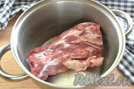 Промываем мясо (я использовала свинину на кости), перекладываем в кастрюлю, заливаем 2,5 литрами воды, ставим на огонь. После закипания убираем с поверхности образовавшуюся пену. Мясо варим до готовности на среднем огне (на варку свинины требуется 1-1,5 часа, на варку куриного мяса - минут 30). Выключаем огонь, достаём мясо из бульона, отделяем от костей, нарезаем на кусочки и возвращаем в кастрюлю. Ставим на огонь и даём закипеть.