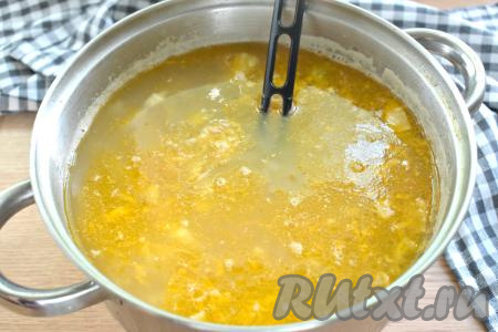 После того как картошка со свежей капустой проварятся 20 минут (станут достаточно мягкими), выкладываем в кастрюлю тушёную квашеную капуста, даём закипеть и варим щи на небольшом огне 5-7 минут.