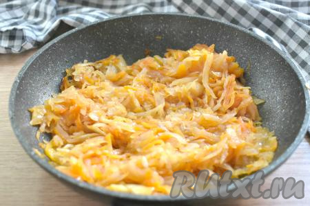 Квашеную капусту, протушившуюся до мягкости, снимаем с огня.