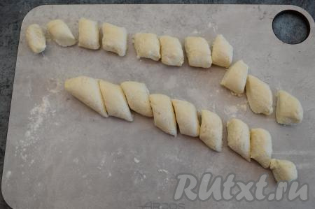 Острым ножом разрезать колбаски на части - это и будут заготовки наших ленивых вареников.