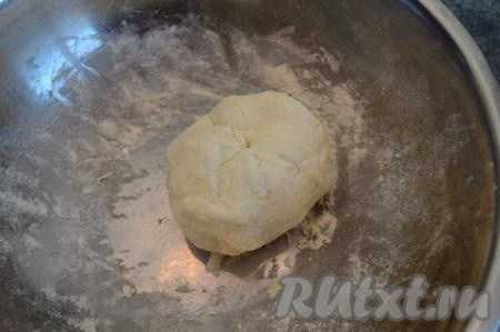 Добавляя частями муку (я обычно добавляю по столовой ложке), замесить мягкое, нежное, не липнущее к рукам творожное тесто. Количество муки, которое нужно будет добавить, зависит от влажности творога.