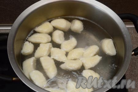 Вскипятить воду, подсолить. В кипящую воду выложить заготовки ленивых вареников. Дождаться, когда они все всплывут и варить на небольшом огне 2 минуты.