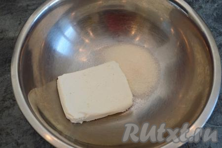 В глубокую миску выложить творог, всыпать сахар. Количество сахара можно регулировать по вкусу. Я добавила 1,5 столовых ложки сахара, вареники получились в меру сладкими. 