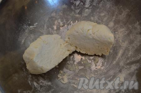 Разделить ком теста на две части.