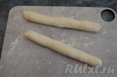 Немного присыпать доску мукой и скатать на доске из двух частей теста две колбаски толщиной где-то 3 сантиметра.