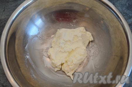 Растереть творог с сахаром (это удобно делать вилкой) до однородности.