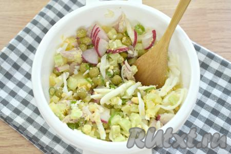 Перемешиваем в миске яйца с овощами и свининой, по вкусу солим и перчим.