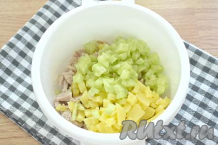 Картошку заранее отвариваем, не очищая от кожуры, до готовности (в течение 25-30 минут с момента закипания воды), затем сливаем воду, а после остывания картофель очищаем, нарезаем на небольшие кубики. Вымытый свежий огурец, по желанию, очищаем от кожуры, отрезаем кончики с двух сторон, нарезаем на небольшие кубики. Перекладываем огурчики и картошку в миску со свининой.