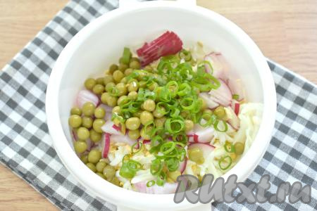 Зелёный лук моем, нарезаем, добавляем в миску. В эту же миску, по желанию, выкладываем зелёный горошек без жидкости.
