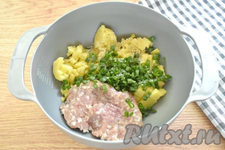Очищаем картофель, нарезаем его на маленькие кубики. Промываем перья зелёного лука, нарезаем. Нарезанные картошку и зелёный лук перекладываем в миску, добавляем мясной фарш (у меня - из свинины), по вкусу солим и перчим, перемешиваем и картофельно-мясная начинка для кулебяки готова.