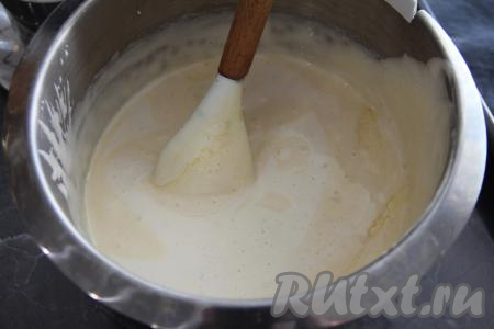 Взбить на высокой скорости миксера яйца с сахаром в течение 7 минут (до пышного и светлого состояния).