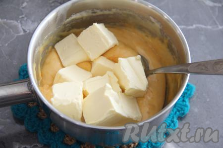 Снять медовую массу с огня и добавить кусочки сливочного масла комнатной температуры, очень хорошо перемешать (до полного растворения масла).