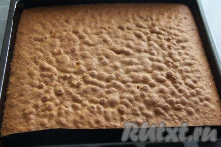 Выпекать медовый корж в разогретой духовке при температуре 180 градусов ориентировочно 20 минут. Готовность проверить, проколов корж сухой зубочисткой (если корж полностью готов, значит зубочистка останется сухой и чистой). Готовый медовый корж достать из духовки, полностью остудить.