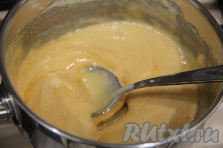 Томить медовую массу на небольшом огне, помешивая, минуты 3 (до золотистого цвета).