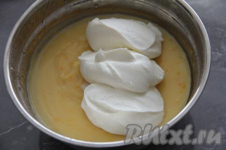 В остывший крем добавить сметану и перемешать венчиком.