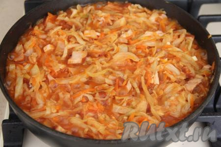 Капусту, тушёную с копчёной курицей, подать к столу. Блюдо получилось сочным, ароматным и очень вкусным, всем советую его приготовить.