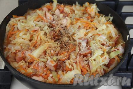 Посолить блюдо по вкусу, можно добавить любые специи, перемешать. 