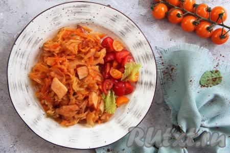 Капуста, тушёная с копчёной курицей