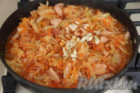 Чеснок мелко нарезать и добавить в сковороду, перемешать, снять с огня и оставить под крышкой на 15 минут.