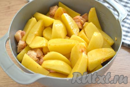 Хорошо перемешиваем картошку с салом и специями.