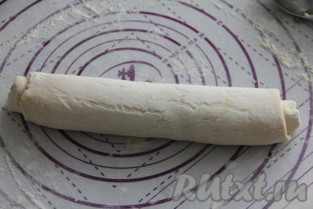 Свернуть тесто с начинкой в плотный рулет.