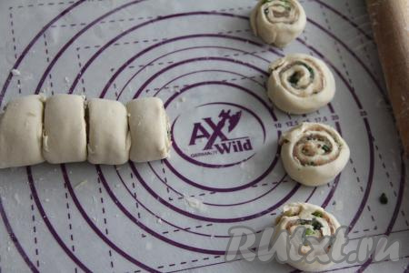 Нарезать рулет на пенёчки толщиной примерно 2 сантиметра (у меня получилось 8 "пенёчков"). Оставшуюся начинку равномерно нанести на второй раскатанный пласт теста, слегка отступив от краёв, затем свернуть в рулет и тоже нарезать на "пенёчки".