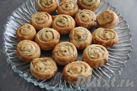 Выпекать рулетики с фаршем в разогретой духовке при температуре 200 градусов минут 20 (до подрумянивания слоёного теста). Готовые рулетики переложить на тарелку.&nbsp;У меня получилось 16 штук.