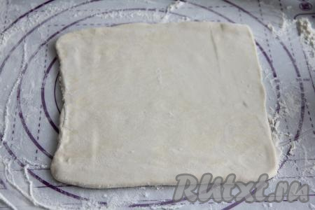 У меня слоёное тесто было в двух пластах. На поверхности, присыпанном мукой, слегка раскатать каждый пласт.