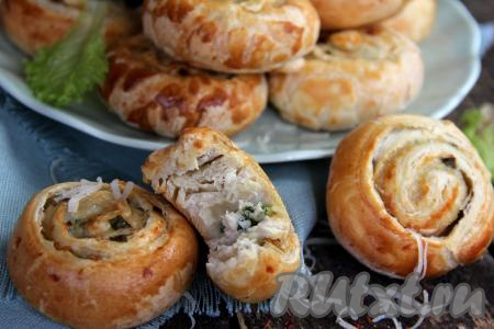 Рулетики с фаршем из слоёного теста готовятся в духовке и просто, и быстро, а получаются очень вкусными, аппетитными и сытными.