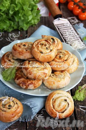 Подать рулетики с фаршем к столу.