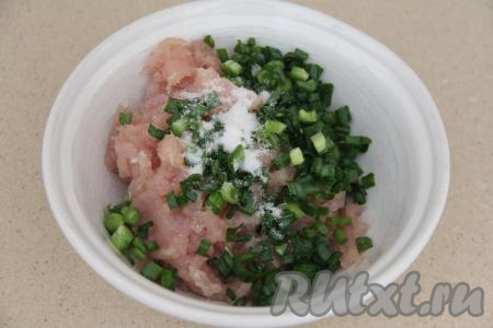 Разморозить слоёное тесто при комнатной температуре. Мясной фарш выложить в миску. Зелёный лук (или другую зелень) вымыть, мелко нарезать, переложить к фаршу, посолить, перемешать и начинка для рулетиков готова.