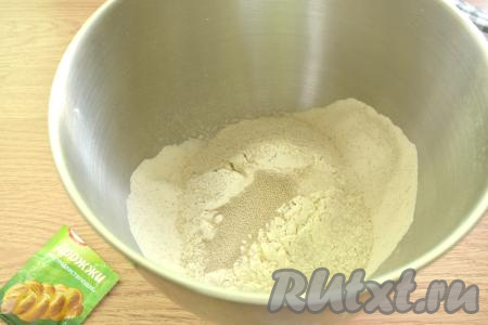 Просеиваем в глубокую миску муку, всыпаем к ней соль, дрожжи и сахар, перемешиваем ложкой.