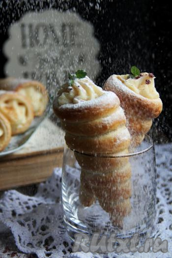 Нежные трубочки из слоёного теста с наивкуснейшим заварным кремом подать к столу.