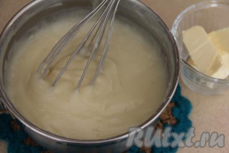 Варить крем до закипания, постоянно перемешивая его. Затем крем начнёт быстро густеть, продолжаем его варить, постоянно помешивая. После первых бульков снять заварной крем с огня.