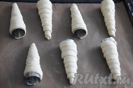 Переложить заготовки трубочек на противень, застеленный пергаментом.