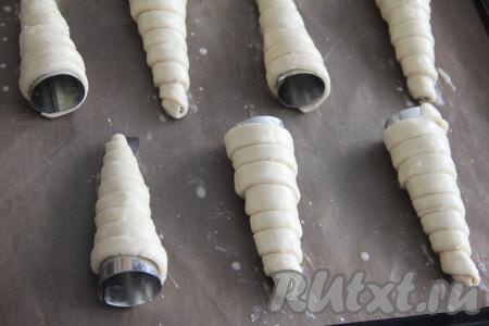 Желток взболтать вилкой. Смазать трубочки из слоёного теста желтком.