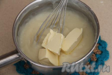 Добавить размягчившееся сливочное масло в горячий крем и перемешать до полного растворения масла. Накрыть крем пищевой плёнкой так, чтобы она лежала на поверхности крема, полностью накрывая поверхность (благодаря плёнке, на поверхности крема не будет образовываться корочка). Заварной крем остудить.