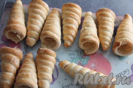 Выпекать трубочки в разогретой духовке минут 25 (до золотистости слоёного теста) при температуре 200 градусов.
