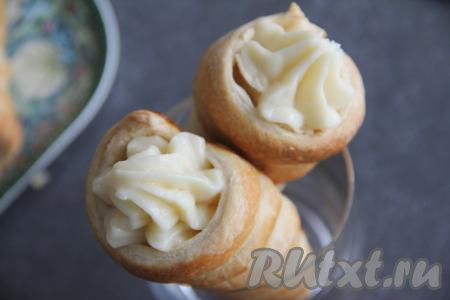 Готовые трубочки из слоёного теста слегка остудить, а затем снять с металлических форм и оставить до полного остывания. Наполнить трубочки остывшим заварным кремом (я переложила крем в кулинарный мешок, а затем наполнила им трубочки). По желанию, слегка присыпать трубочки сахарной пудрой. У меня получилось 12 пирожных.