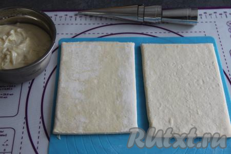 Разморозить слоёное тесто (у меня было 2 пласта) при комнатной температуре.