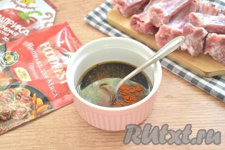 Для приготовления маринада в небольшую миску вливаем соевый соус и растительное масло, всыпаем приправу для мяса, молотую паприку (я использовала с копчёным вкусом), добавляем щепотку соли.