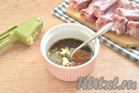 Сюда же выкладываем зубчики чеснока, пропущенные через пресс, тщательно перемешиваем получившийся маринад.