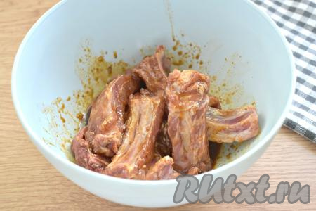 Приготовленный маринад переливаем к свиным рёбрам, перемешиваем. Маринуем рёбрышки 30-40 минут при комнатной температуре, в течение этого времени пару раз перемешиваем рёбра, чтобы мясо равномерно промариновалось.