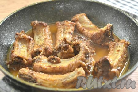 Тушим рёбра под крышкой 25-30 минут. Во время тушения рёбрышки несколько раз переворачиваем, чтобы они равномерно приготовились со всех сторон.