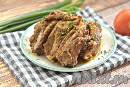 Свиные рёбрышки, приготовленные с добавлением соевого соуса, получились сочными, ароматными, вкусными. Раскладываем их со сковороды по тарелкам и подаём к столу, дополнив соусом и гарниром.