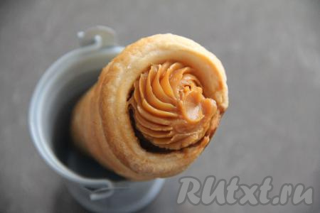 Варёную сгущёнку поместить в кулинарный мешок. Наполнить остывшие трубочки сгущёнкой.